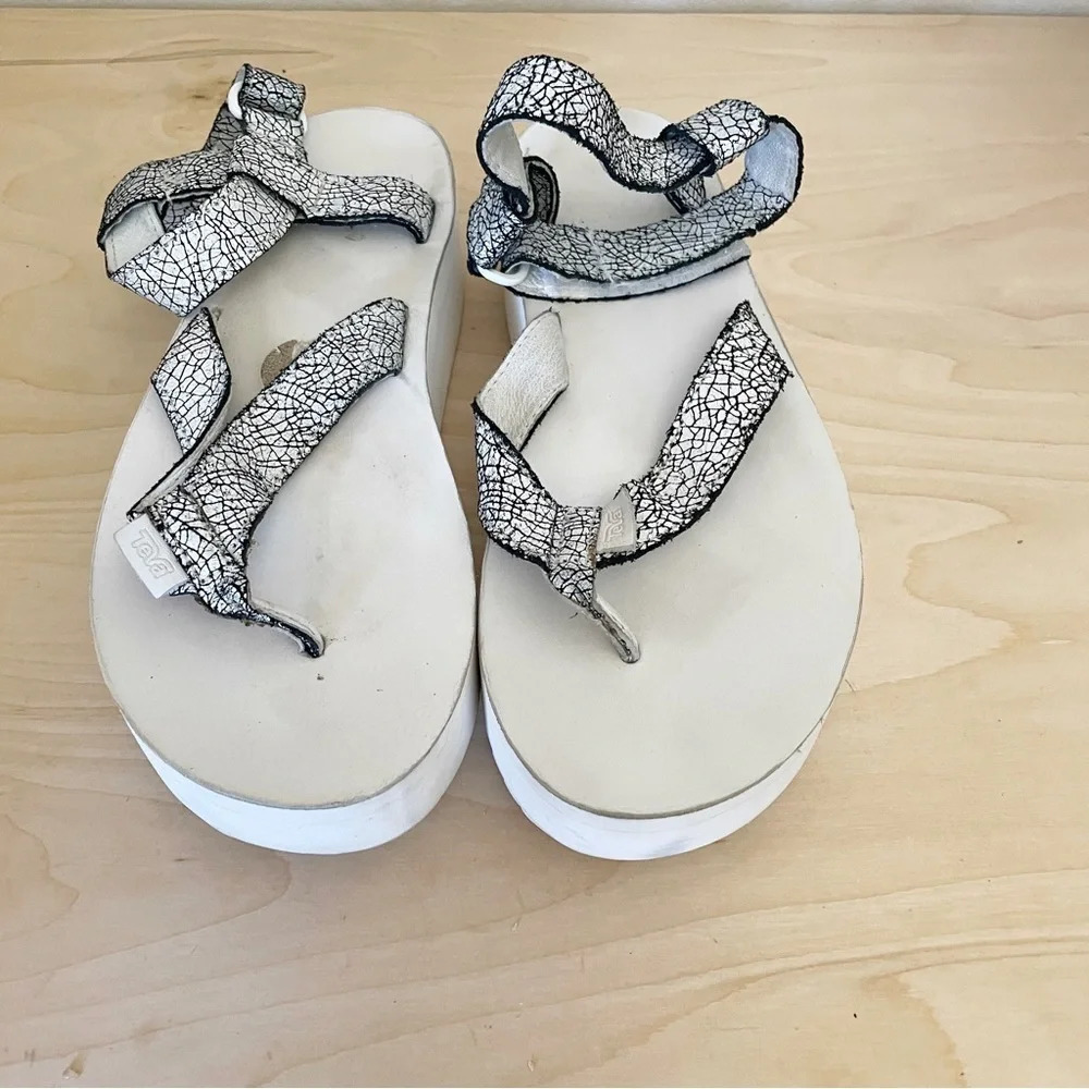 TEVA Cracked Distressed Platform Sandals Sz 9